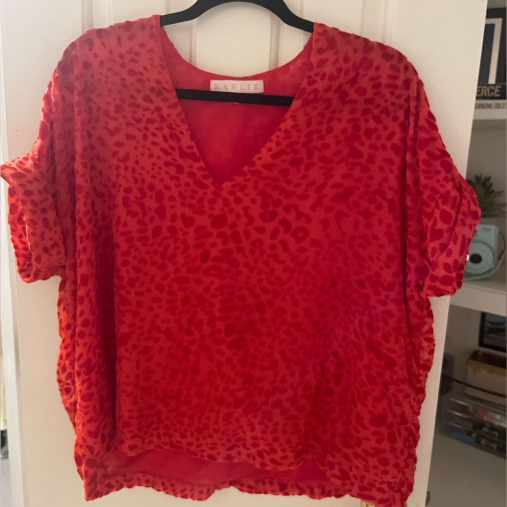 KARLIE Red top